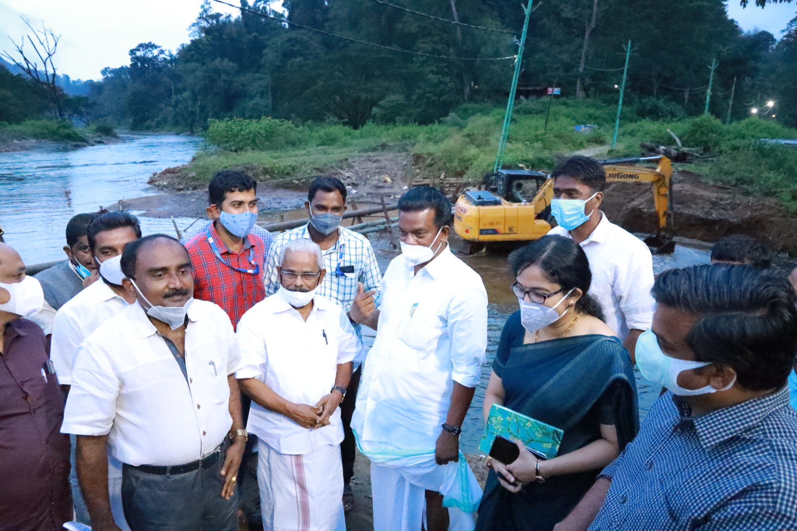 മലവെള്ളപ്പാച്ചിലില്‍ തകര്‍ന്ന പമ്പയിലെ ഞുണങ്ങാര്‍ പാലത്തിന്റെ നിര്‍മാണ പ്രവര്‍ത്തനം ദേവസ്വം മന്ത്രി കെ. രാധാകൃഷ്ണന്‍ സന്ദര്‍ശിക്കുന്നു.